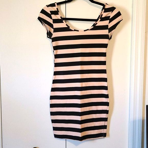 Charlotte Russe Dresses & Skirts - Charlotte Russe striped body con dress
